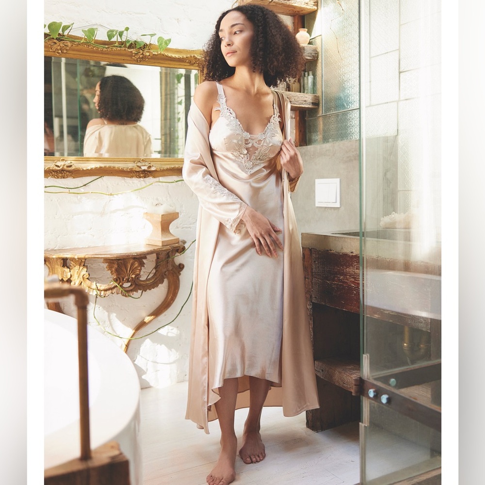 A two-piece set from Flora, consisting of a nightgown and robe. - Picture 9 of 11